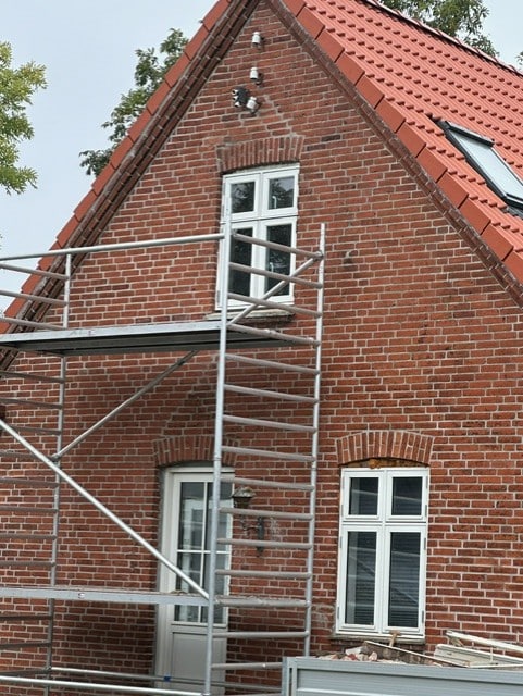 Stillads til udskiftning af vinduer, lavet af professionelle tømrer i Horbelev